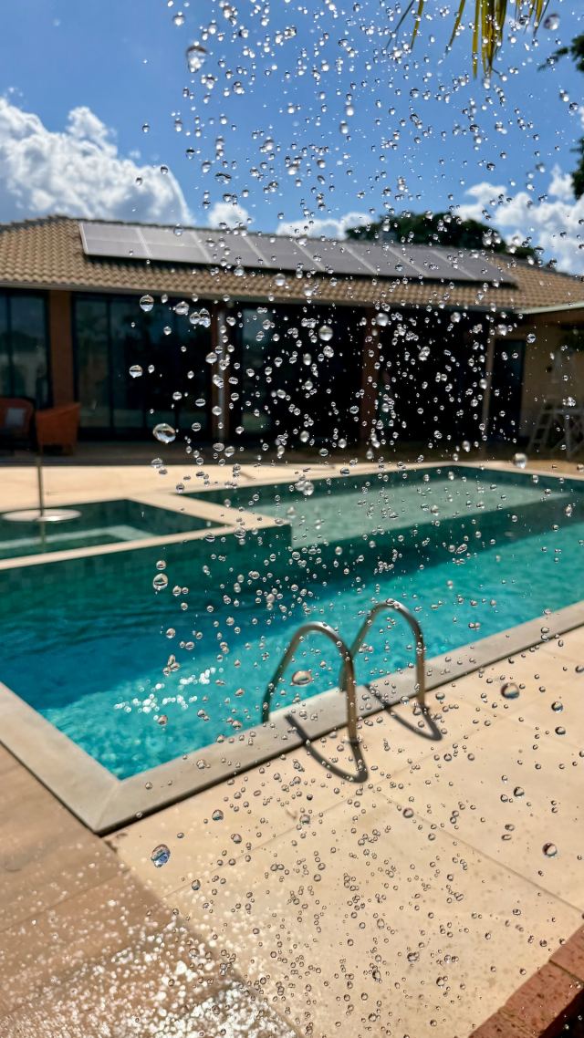 Piscina com cascata da chácara para festas