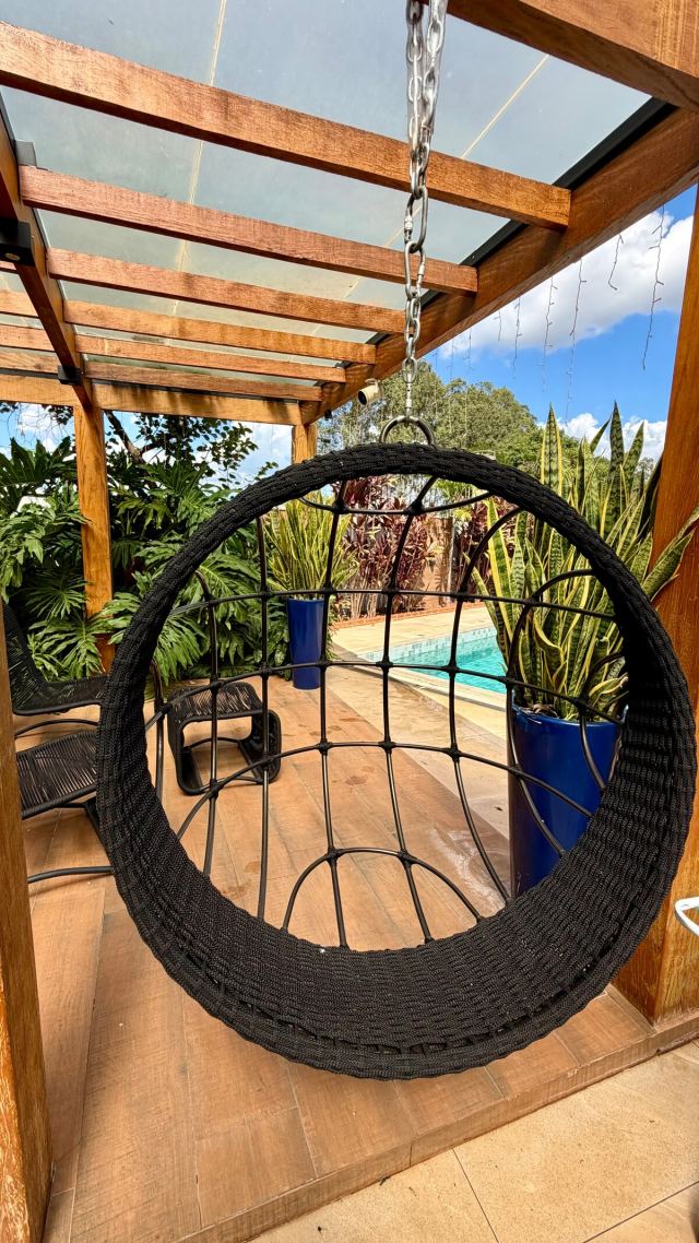 Balanço e área de lazer com vista para a piscina